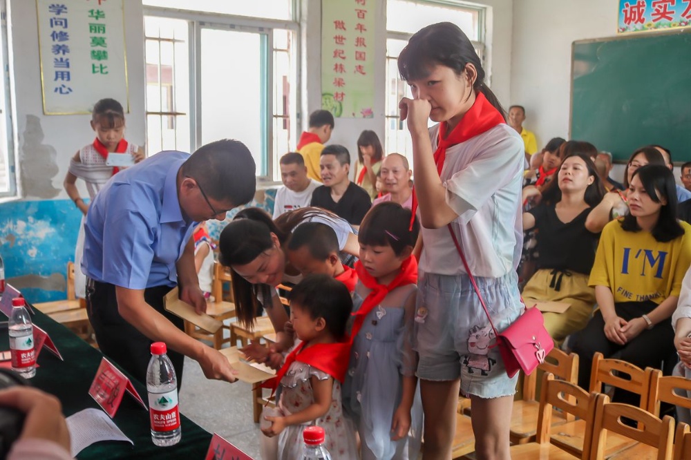 开展帮扶结对爱心助学活动