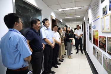 浙江省政协工会界别组来MG不朽情缘纸业调研新时代工匠培育事情