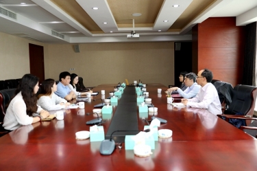 平湖市关工委主任邱其良莅临MG不朽情缘纸业调研下一代事情