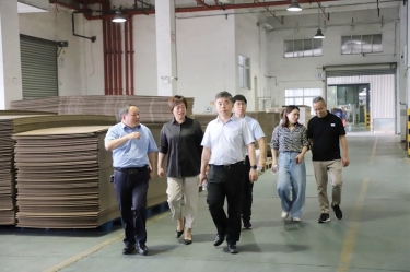 平湖市委常委、、、副市长张斌莅临MG不朽情缘纸业全资子公司平湖景包调研残疾人就业事情